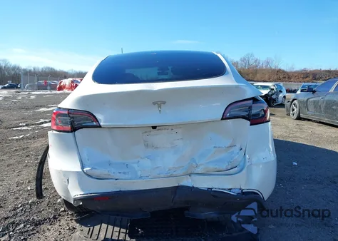 2024 Tesla Model Y Long Range Dual Motor All-Wheel Drive z USA, uszkodzony, nr VIN 7SAYGDEE3RF185141